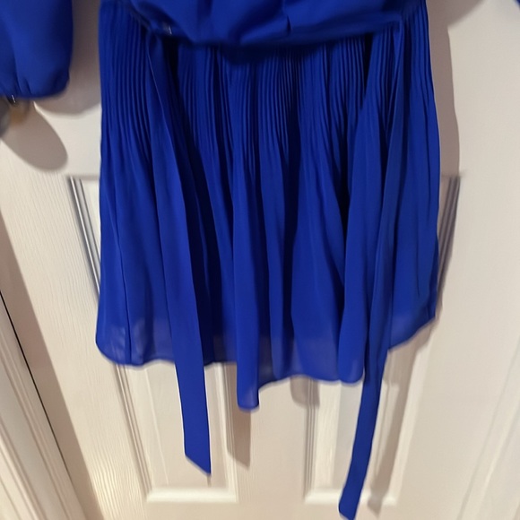 Ruffles dress bright blue in great condition with puffy sleaves - Picture 4 of 5